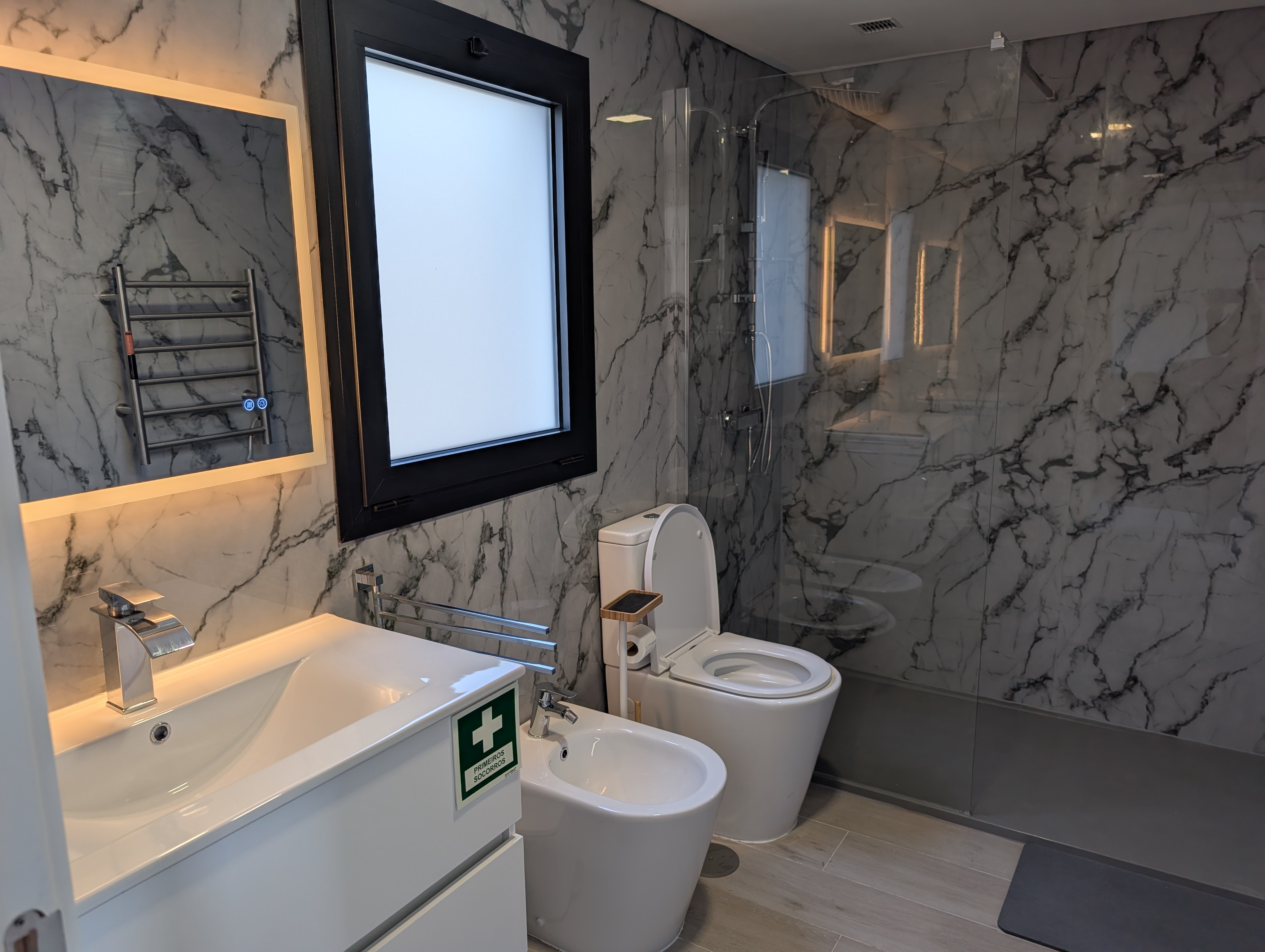 Casa de banho moderna da Casa Porta da Frente