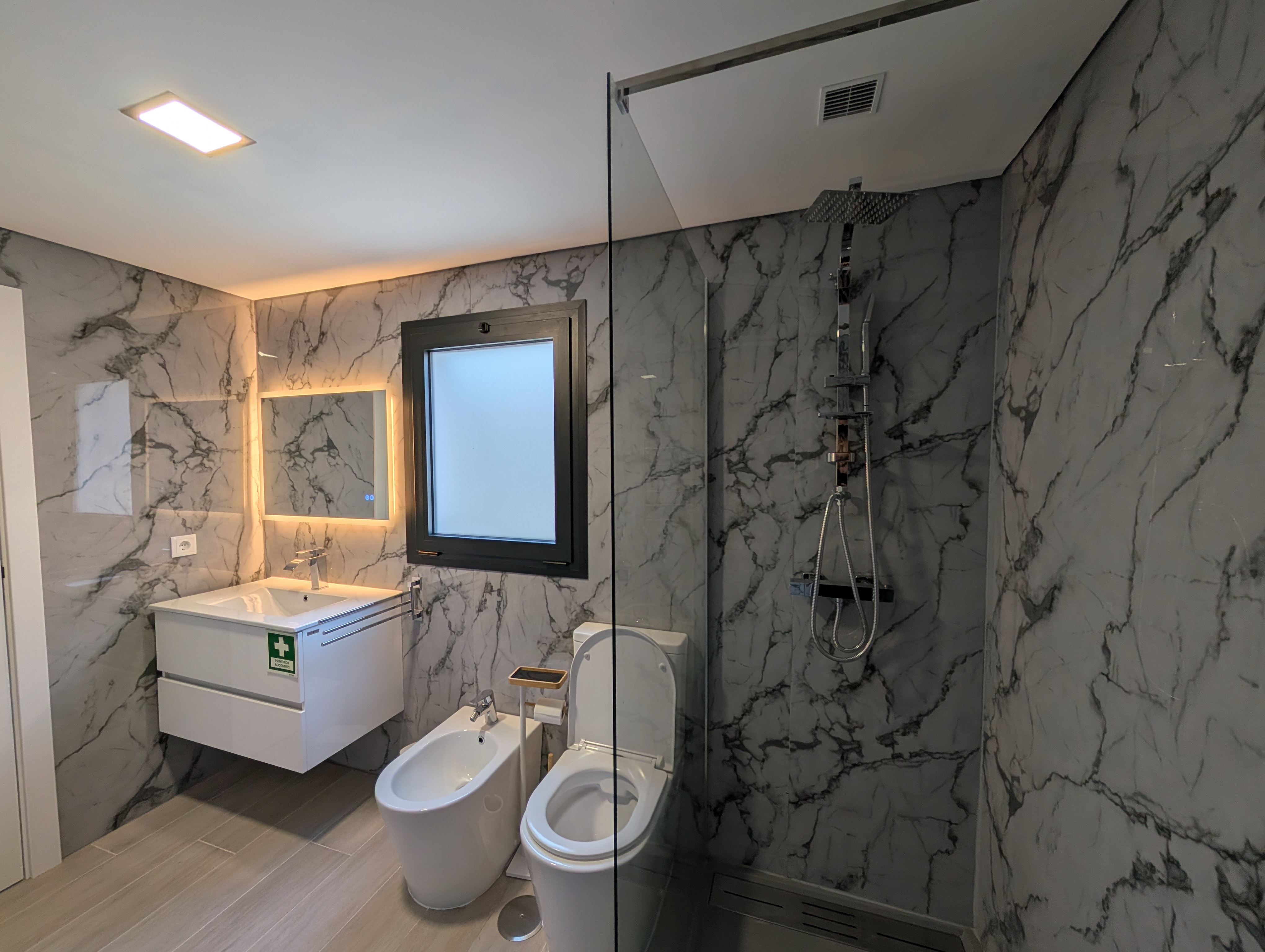 Casa de banho equipada para estadia confortável