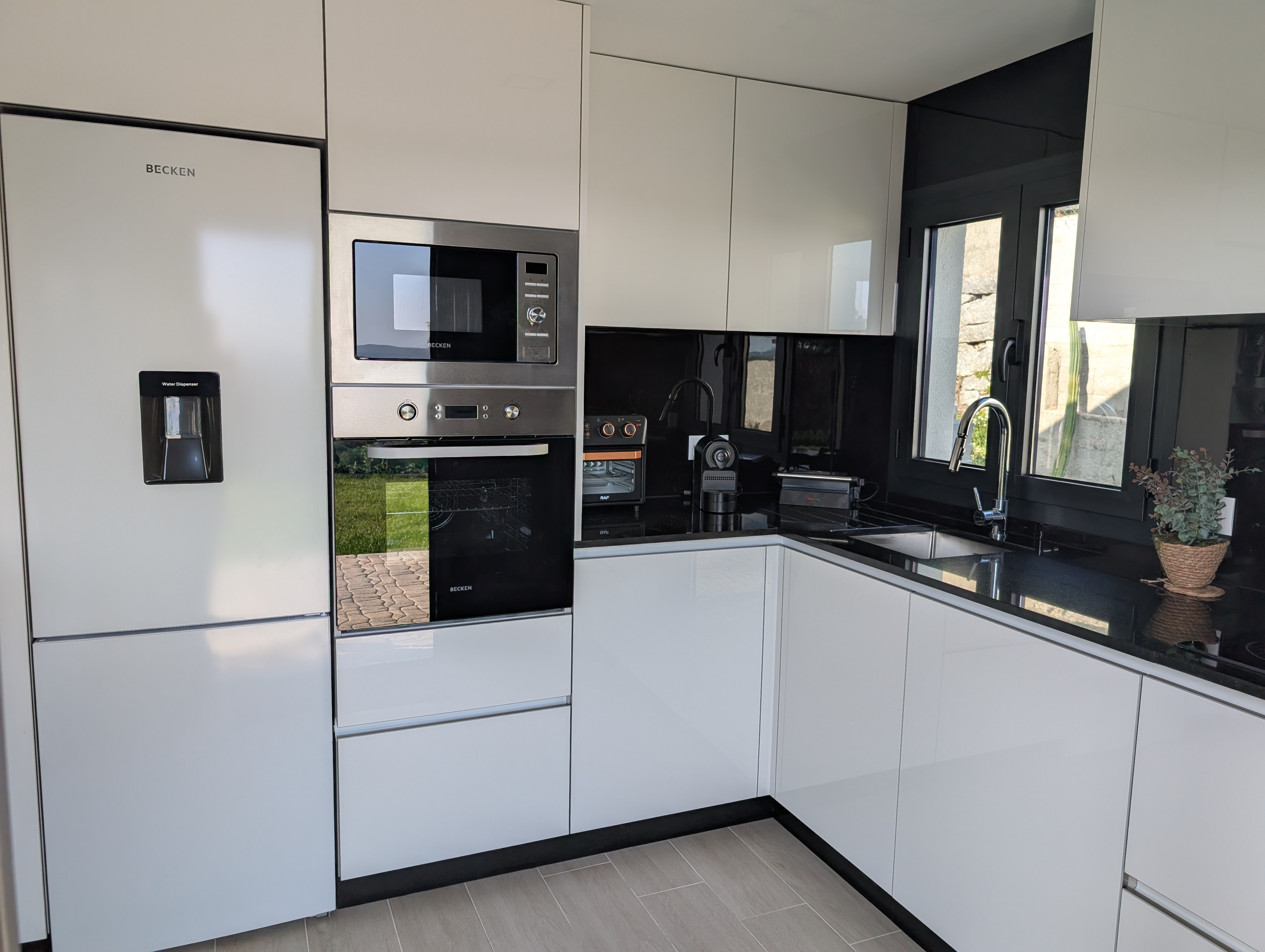 Cozinha em open space no alojamento em Fafe