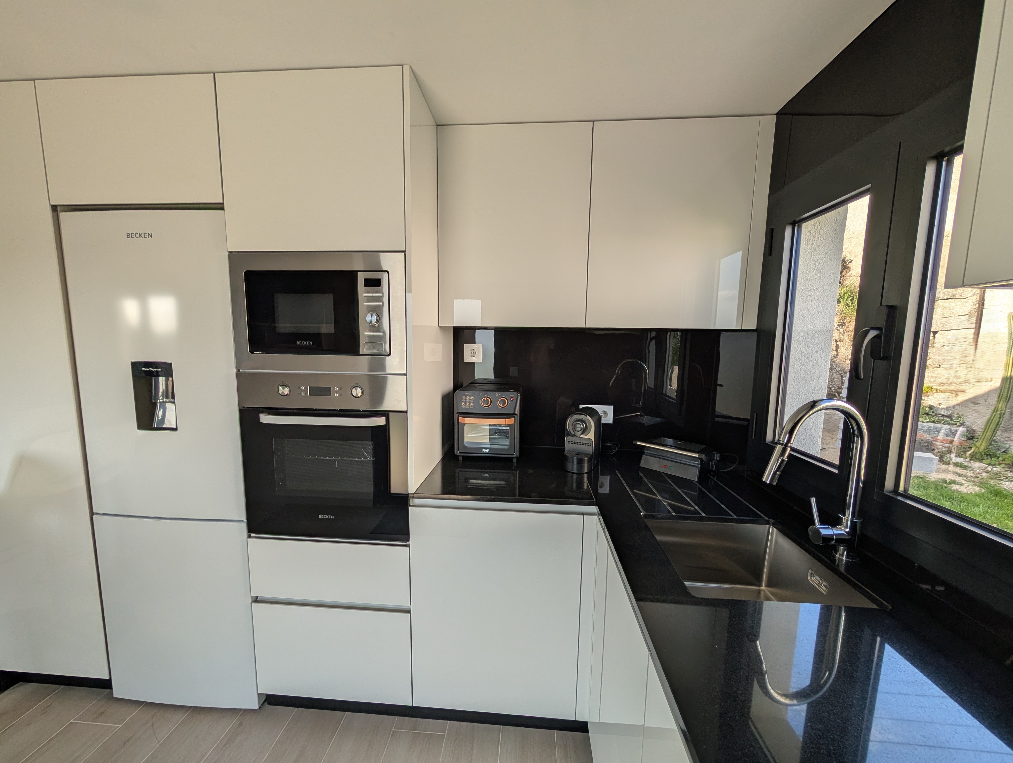 Detalhe da cozinha equipada