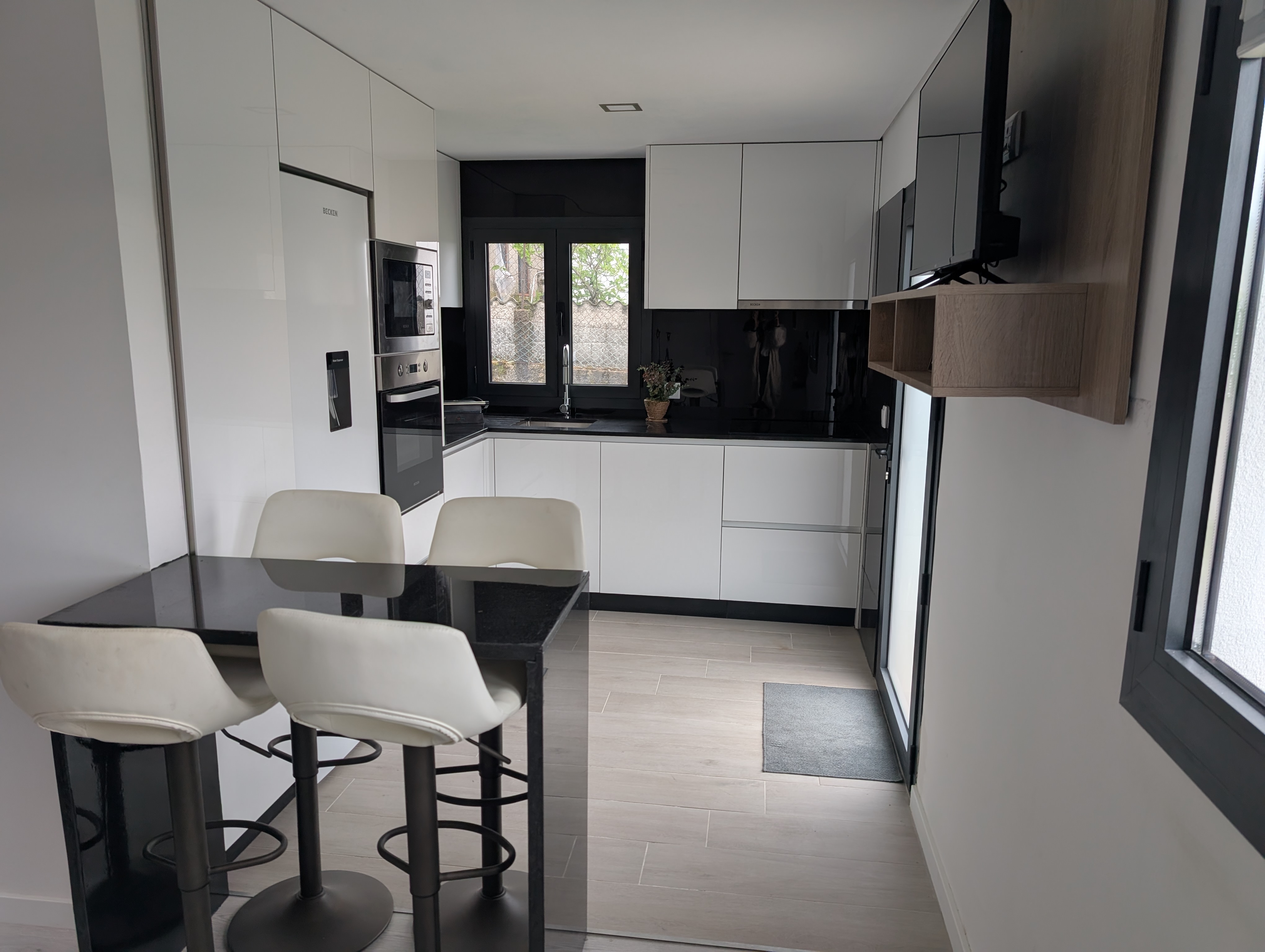 Cozinha equipada para estadias curtas em Fafe